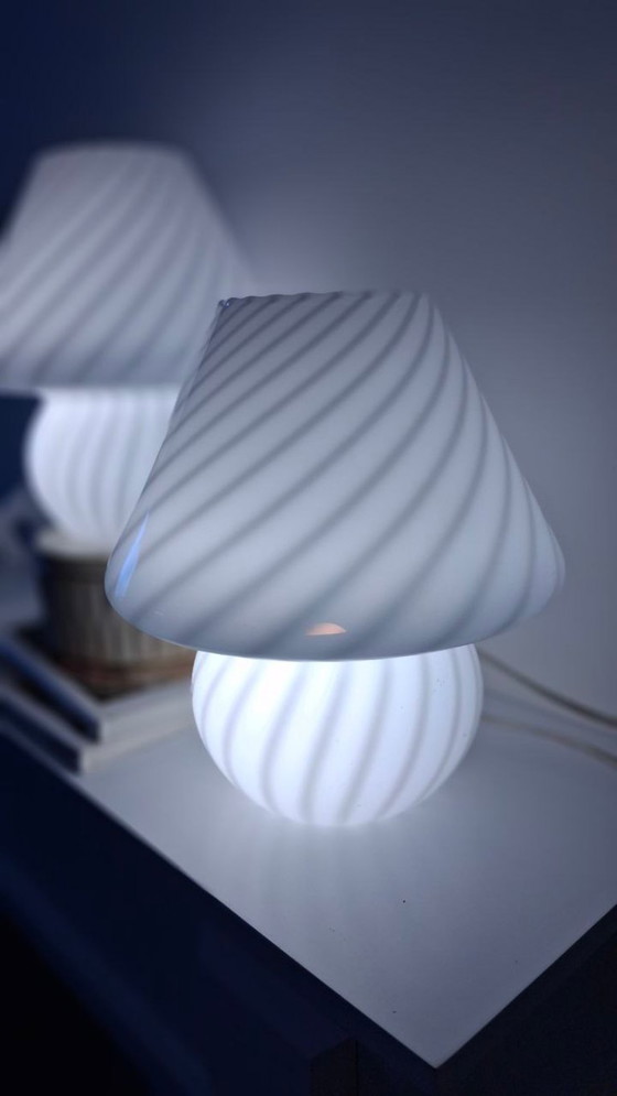 Image 1 of Paire de lampes champignon en verre tourbillonnant de style Murano – Blanc – État neuf