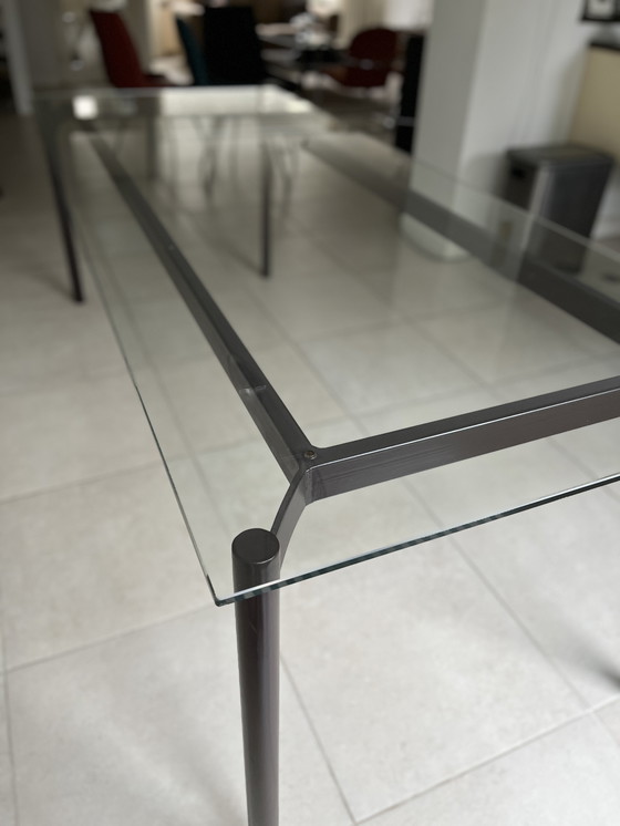 Image 1 of Mesa de comedor de cristal de diseño único con base de acero 218x87 cm