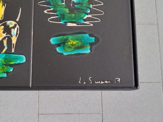 Image 1 of Vintage salontafel/bijzettafel uit de jaren 50 met jachtthema, gemaakt van keramiek en metaal.