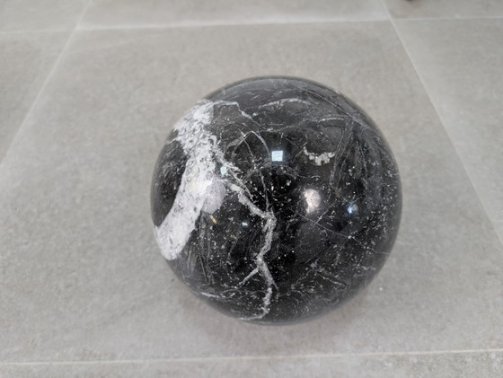 Image 1 of Tavolino da caffè italiano con sfere in marmo bianco, nero e rosso, anni '90