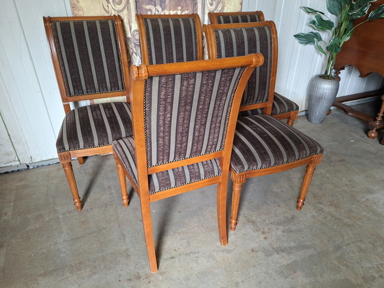 Image 1 of Klassieke kersenhouten eetkamerstoelen licht gebruikssporen bekleding afm: 51x46m en 100cm hoog. Zithoogte 46cm.
