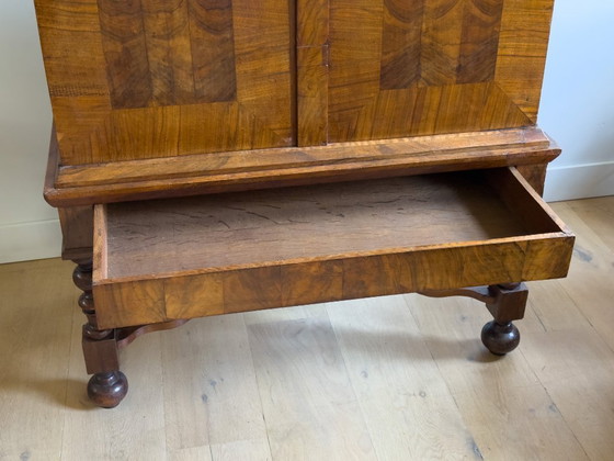Image 1 of Elegante gabinete con patas en cruz de nogal del siglo XVII