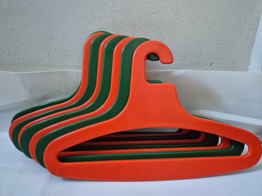 8 space age kledinghangers 1970s kunststof
