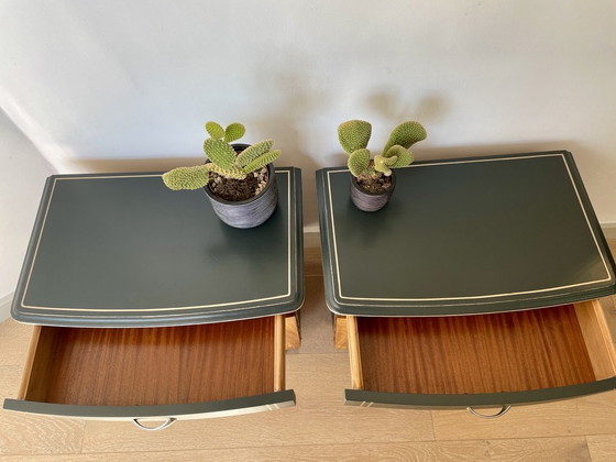 Image 1 of Ensemble de chambre à coucher remis à neuf, de style Mid Century - Noyer strié, Grachtengroen et accents argentés