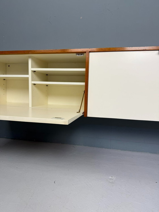 Image 1 of Florence Knoll voor Knoll, notenhouten hangkast, model 122 W-1, 1947