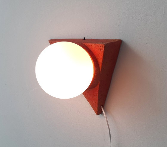 Image 1 of Keramieken vintage wandlamp met glazen bol, chamotte klei, brutalist wandlamp, oranje aardewerken mcm lamp
