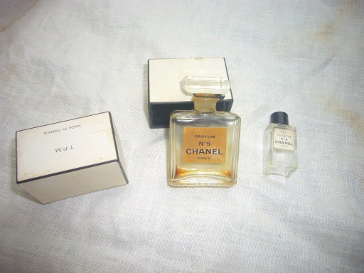 Flacon de parfum Chanel No. 5 vintage original des années 1960 (presque vide, mais sent encore bon) et une (photo 2 of 8)