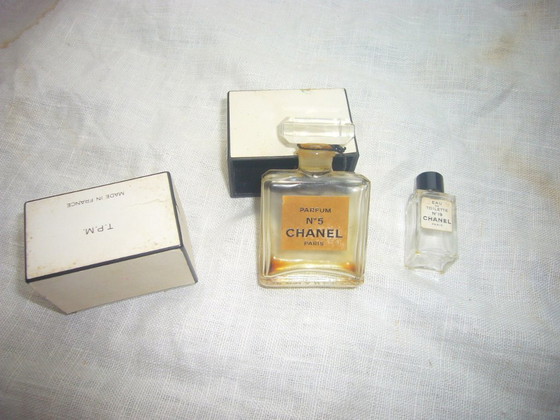 Flacone originale vintage di profumo Chanel n. 5 degli anni '60 (quasi vuoto, ma ancora profumato) e una (photo 2 of 8)