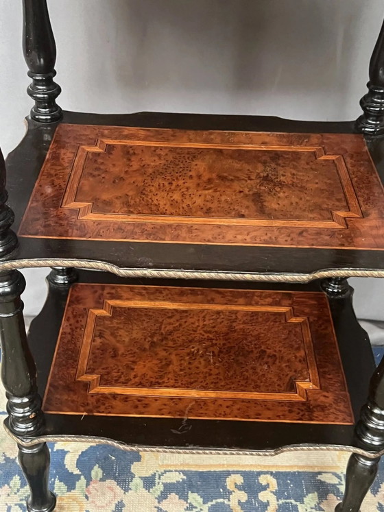 Tavolino con mensola in stile Napoleone III. Fine intarsi in madreperla e decorazioni in bronzo dorato. (photo 7 of 8)