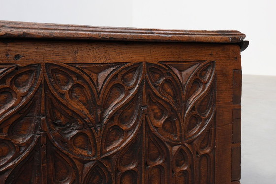 Image 1 of Raro Gran arcón gótico del siglo XVI tallado en roble macizo, Francia