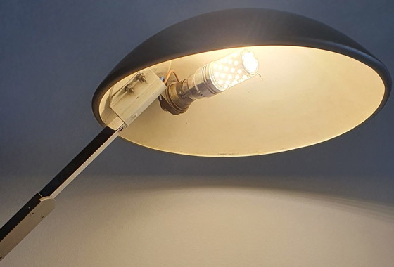 Image 1 of Industriële modernistische, beweegbare lamp, gesigneerd - Ontwerp van Ferdinand Solère, 1950 - Gelakt metaal en chroom