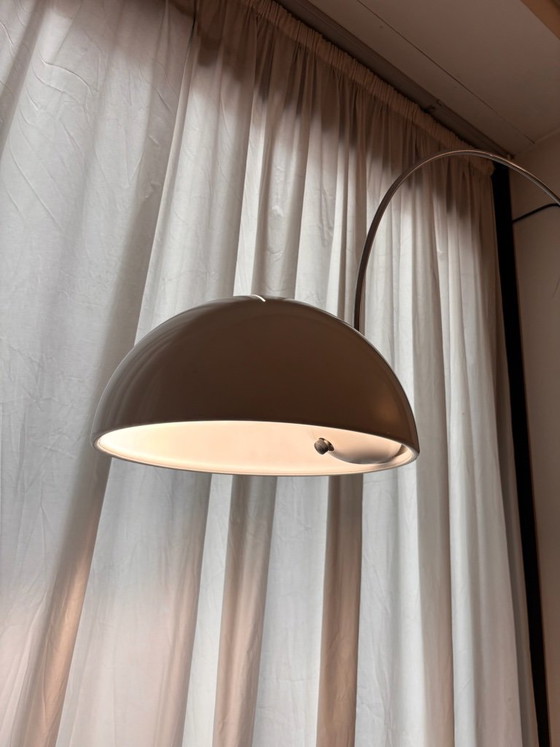 Image 1 of Lampada da terra Coupé Ad Arco Joe Colombo per Oluce, design vintage in cromo bianco