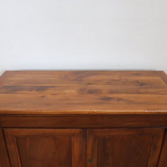 Image 1 of Antiek dressoir van massief walnotenhout, Italië, 19e eeuw.