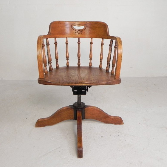 Image 1 of Silla de oficina de roble con sistema de muelles y altura regulable, década de 1930.
