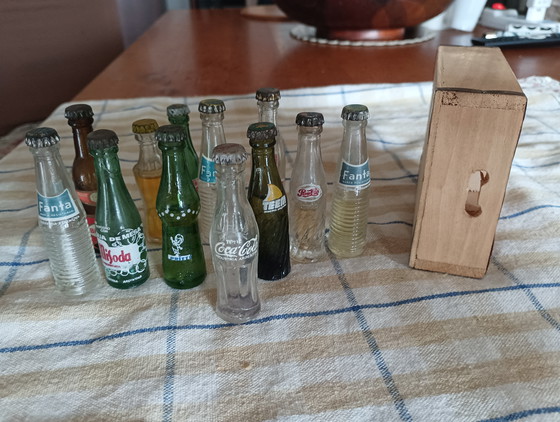 Image 1 of Rare coffret miniature de bouteilles vintage des années 1960 avec son étui d'origine, industrie argentine