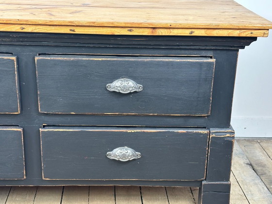 Image 1 of Lage ladekast van vurenhout met een donkergrijze patina, begin 20e eeuw