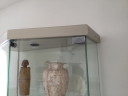 Vitrine en verre avec éclairage. Entièrement en verre.