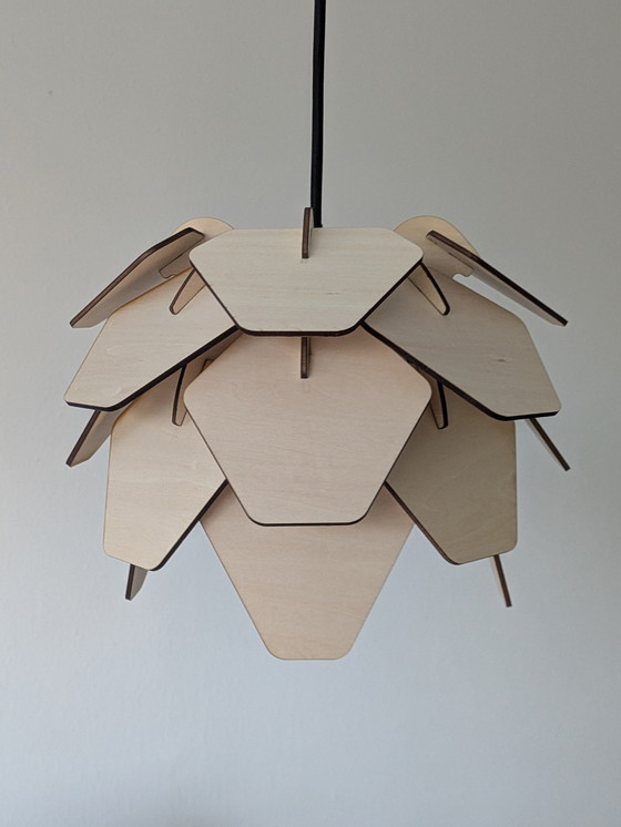 Image 1 of Lampada a sospensione di design in legno a forma di pigna
