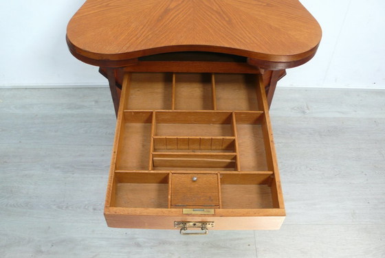 Image 1 of Antico tavolo da cucito con tavolo da gioco girevole a forma di trifoglio, circa 1900