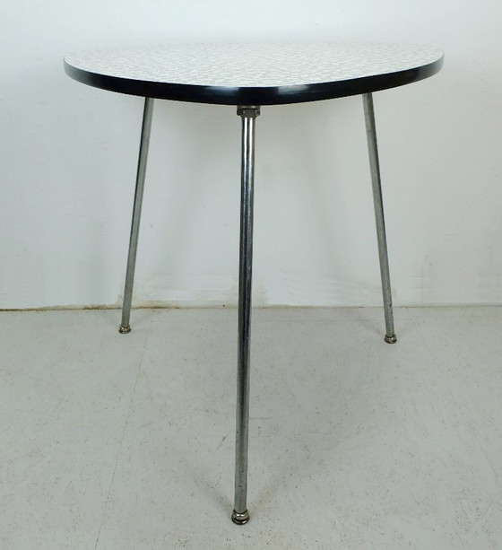 Image 1 of Mesa de centro de tres patas de los años 50 con tablero de formica y patas cromadas inclinadas.