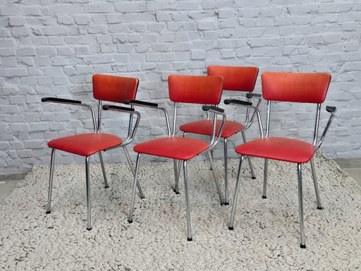 Ensemble de 4 chaises de cuisine vintage à structure chromée et revêtement en similicuir rouge. Pays-Bas, années 1960.