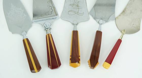 Image 1 of Set van 5 art déco taartlifters met bakelieten handvatten, jaren 1930-1940.