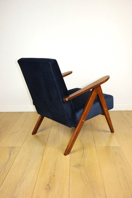 Image 1 of Fauteuil classique Var B-310, velours bleu marine vintage années 1960, bois foncé - 2 exemplaires disponibles