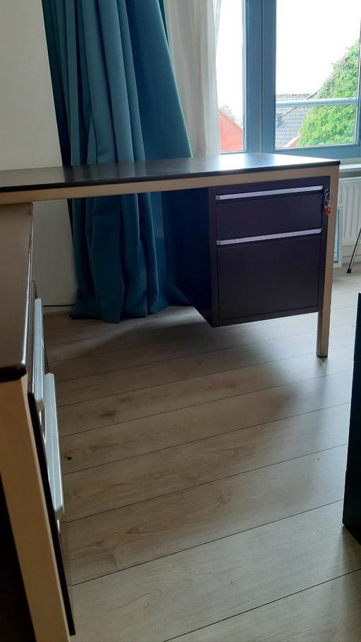 Vintage industrieel metalen hoek bureau jaren 70.