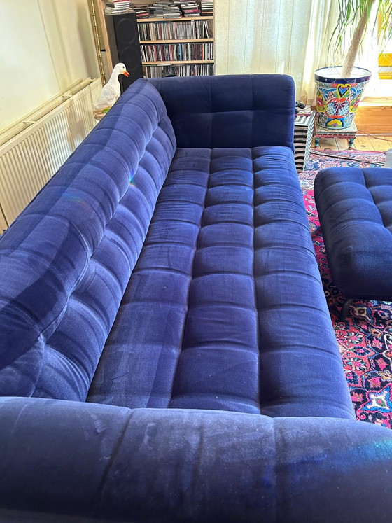 Image 1 of Stilvolles 3,5-Sitzer-Sofa mit passendem Hocker in dunkelblauem Samt