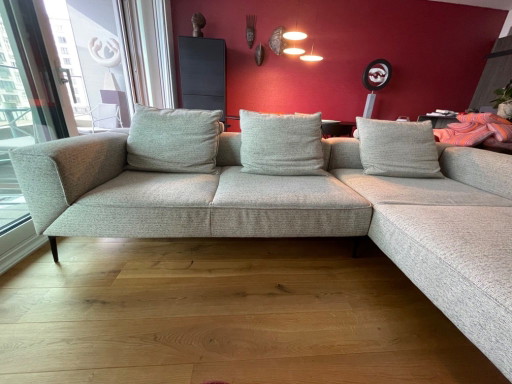 Sofá modular Jori Longueville Landscape con reposabrazos giratorio para asientos adicionales.