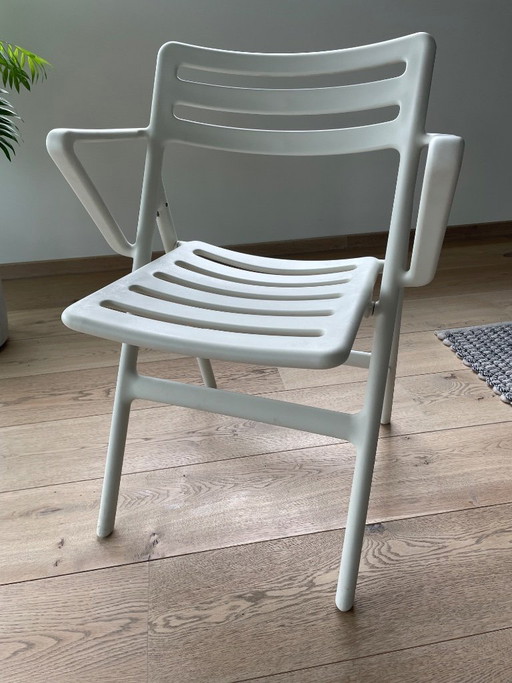 Silla plegable inflable Magis blanca con reposabrazos