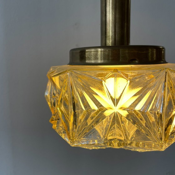 Image 1 of Suspension vintage en laiton et verre ambré