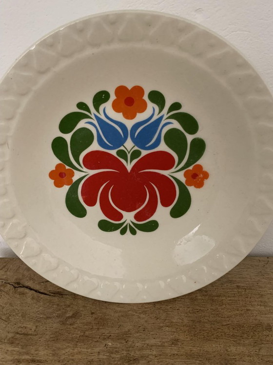 Plato folclórico con flores pintadas a mano, Hungría – Loza (photo 4 of 4)