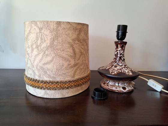 Image 1 of Duitse keramische tafellamp met originele stoffen kap jaren 60/70