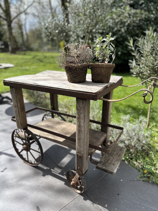 Carrello da giardino rustico antico – Carrello di servizio in legno e ferro battuto con ruote a voluta (circa 1920-40)