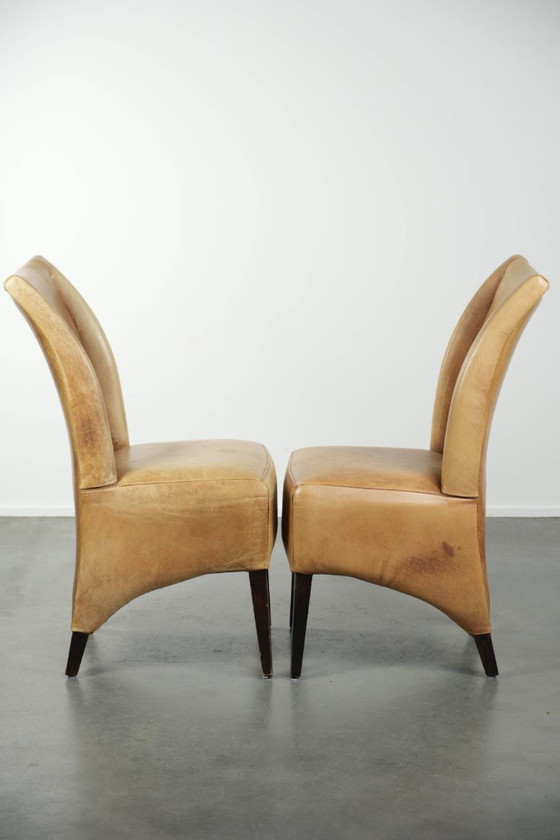 Image 1 of 6 chaises de salle à manger en cuir de vachette clair, avec une belle couleur claire, une assise confortable et un dossier haut.