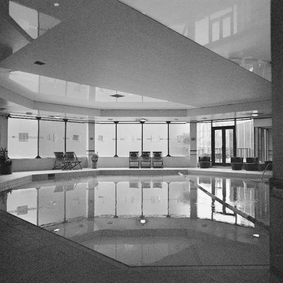 Image 1 of Pannello fotografico in bianco e nero composto da 24 pezzi raffigurante l'architettura di una piscina.