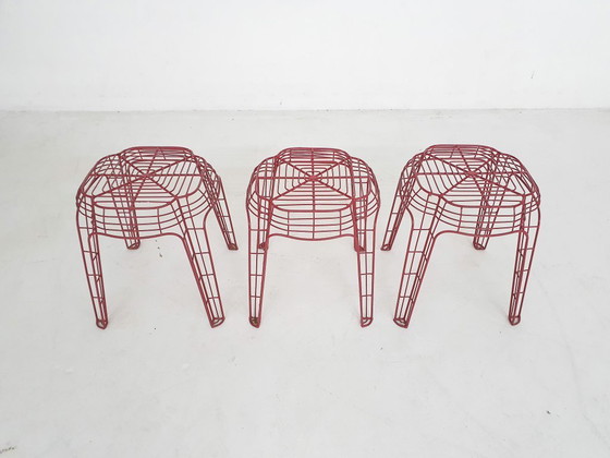 Image 1 of Set di tre sgabelli in filo metallico rosso