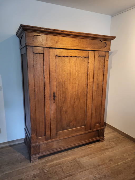 Schöner antiker Wäsche- oder Porzellanschrank aus Holz