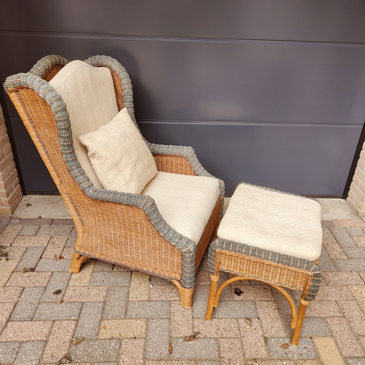 Poltrona lounge e poggiapiedi in rattan in stile French Grange.