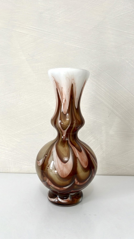 70s Murano opaline vaas met wervelmotief