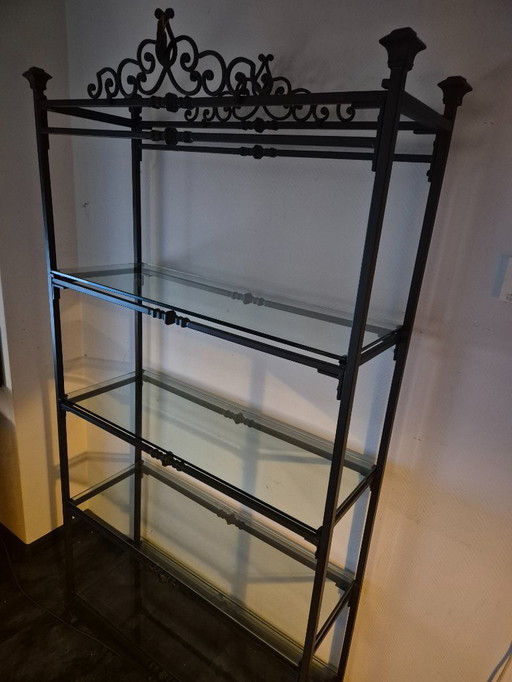 Due pesanti vetrine identiche in ferro battuto