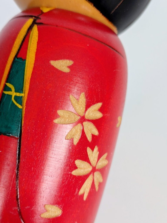 Image 1 of Poupée Kokeshi vintage, figurine en bois d'art populaire japonais, à motif floral rouge, style Wabi-Sabi