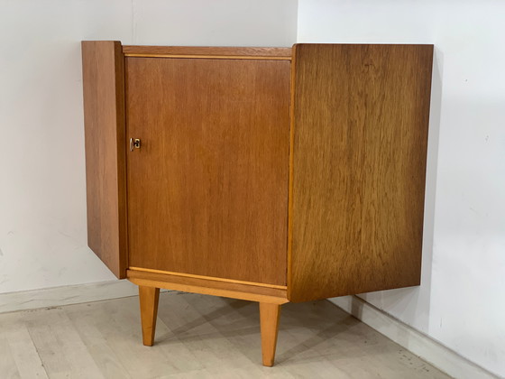 Image 1 of Mid Century armoire d'angle commode vintage