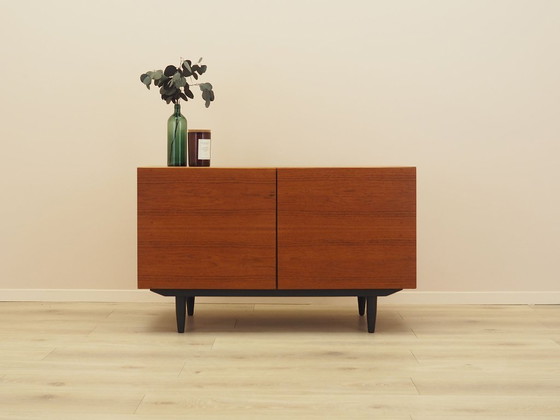 Dänischer Teakholzschrank auf konischen Beinen, skandinavisch modern der 1960er Jahre – Buffetschränke, Wood (photo 2 of 14)
