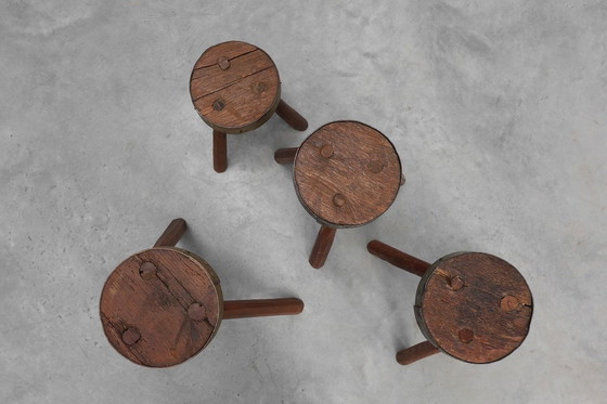 Image 1 of Sgabelli brutalisti francesi del 1850 a treppiede in rovere massiccio con bordo in metallo, set di 4 pezzi