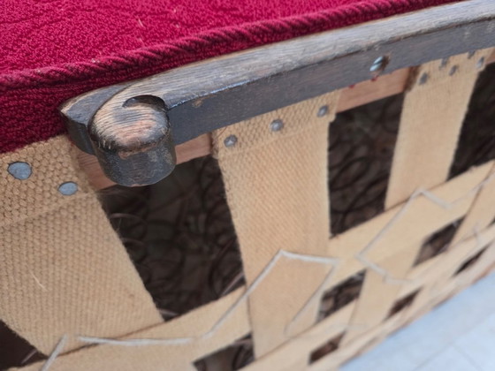 Image 1 of Dänisches 3-Sitzer-Sofa aus den 1950er Jahren, roter und hellgrauer Möbelwollbezug, geschnitztes Eichenholz.