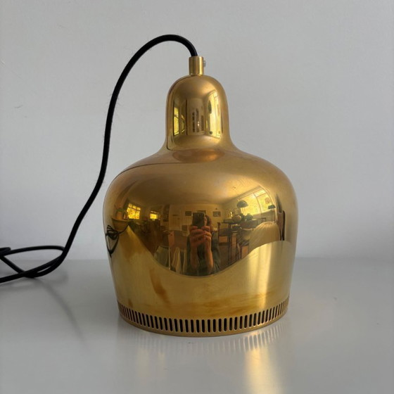 Image 1 of Suspension « Golden Bell », design d'Alvar et Aino Aalto pour Artek