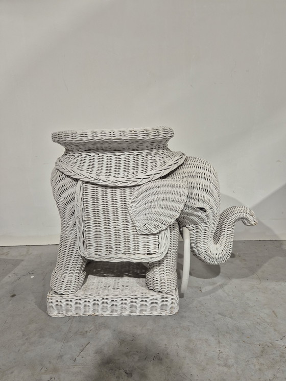 Image 1 of Vintage rieten bijzettafel in de vorm van een olifant uit de jaren 70.