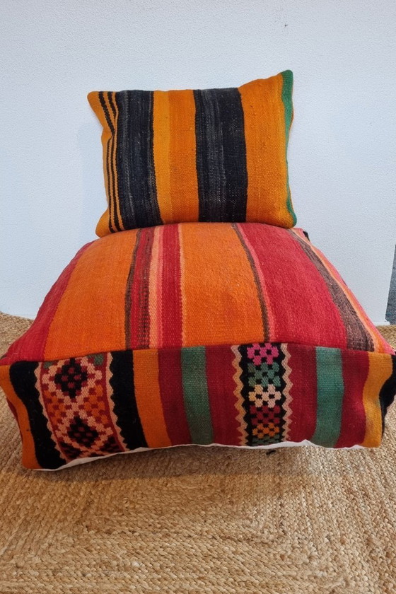 Image 1 of Set di pouf berberi vintage, cuscino da pavimento Kilim con cuscino decorativo